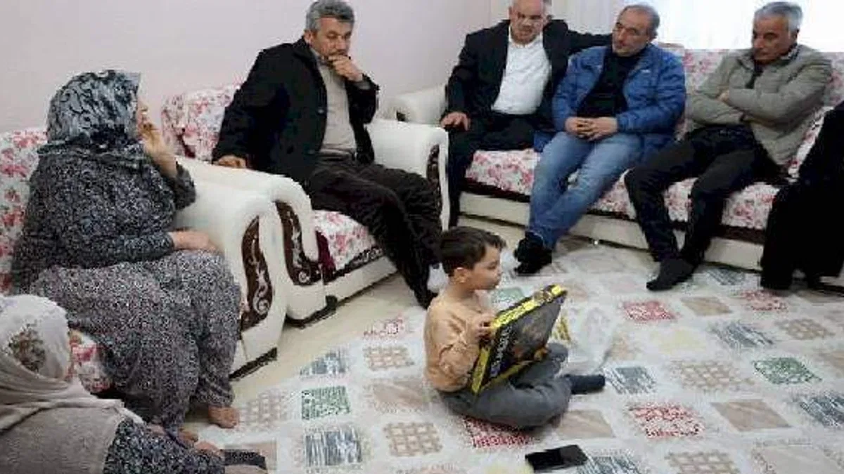 Esat Öztürk'ten depremzedelere ziyaret