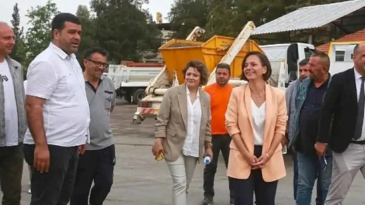 Karabağlar Belediye Başkanı Helil Kınay, güne Fen İşleri Şantiyesi'nde emekçilerle bir araya gelerek başladı