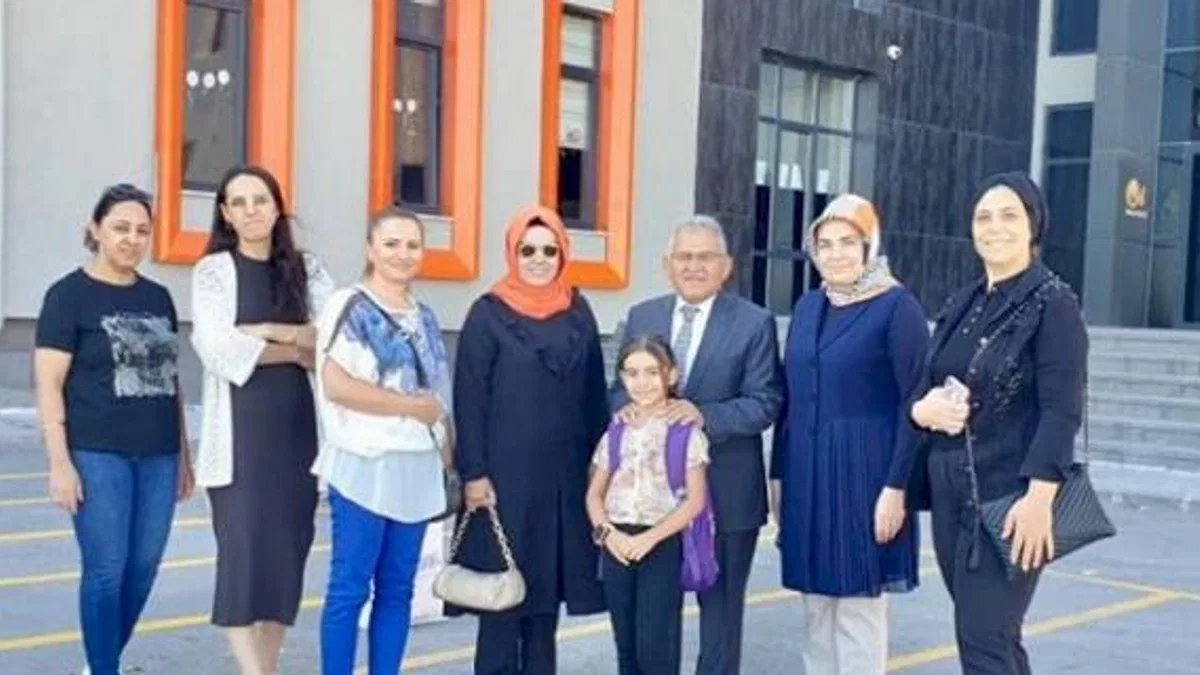 Memduh Büyükkılıç minik öğrencilerle buluştu
