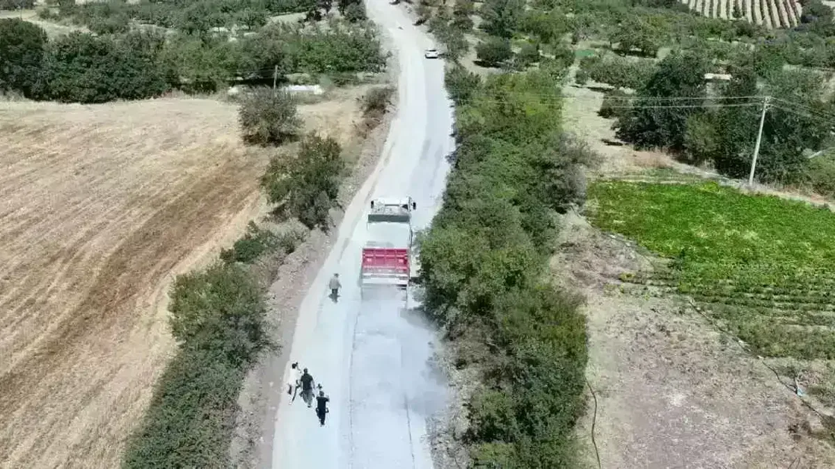 Manisa'da 1999’da açılan yol 27 yıl sonra asfaltla buluştu