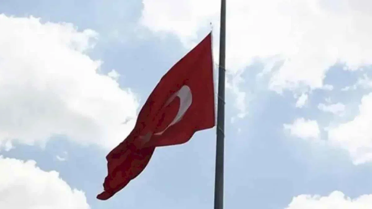 Heniyye için bayraklar yarıda