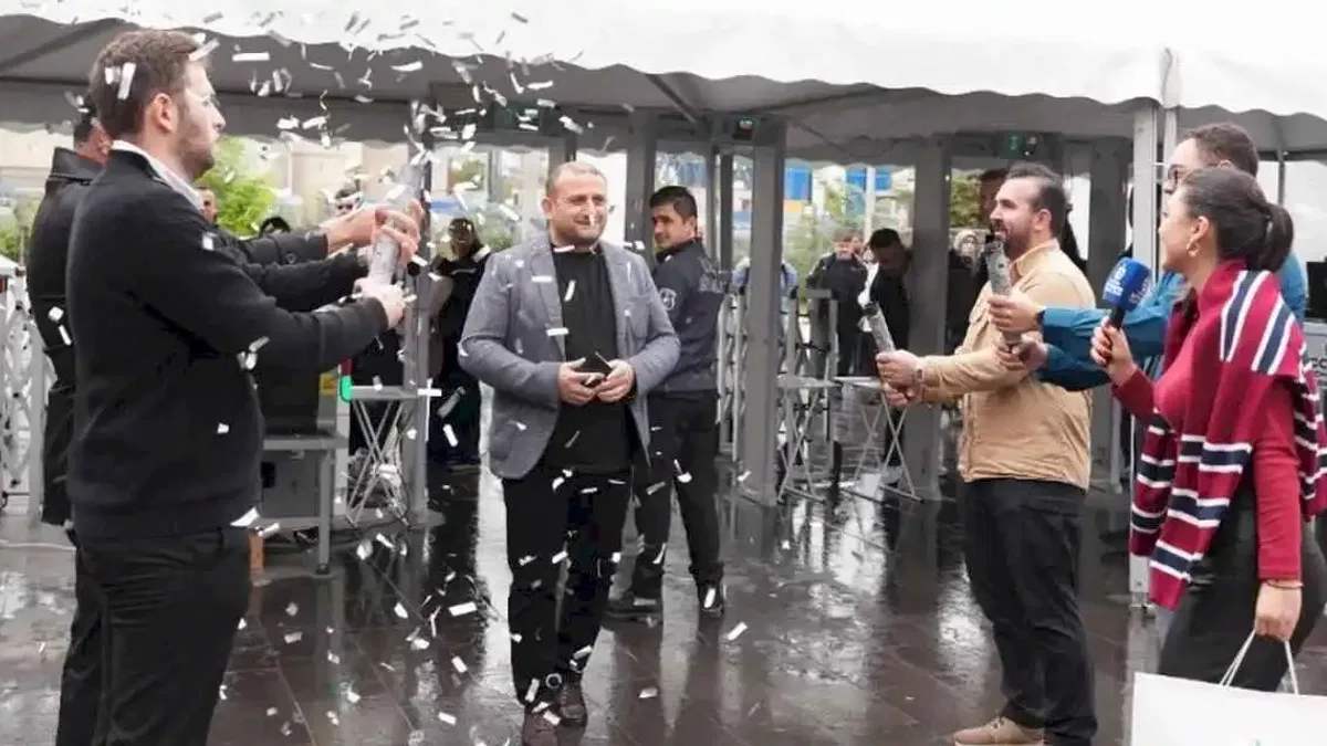 Kocaeli Kitap Fuarı’nda 1 milyonuncu ziyaretçiye konfetili karşılama