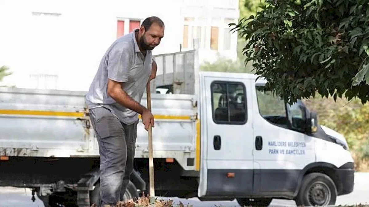 Narlidere'de parklarda temizlik seferberliği başlatıldı.