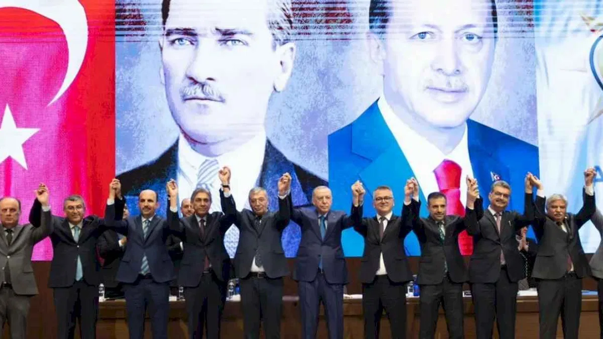 İki belediye başkanı AK Parti’ye katıldı... Rozetleri Erdoğan taktı!