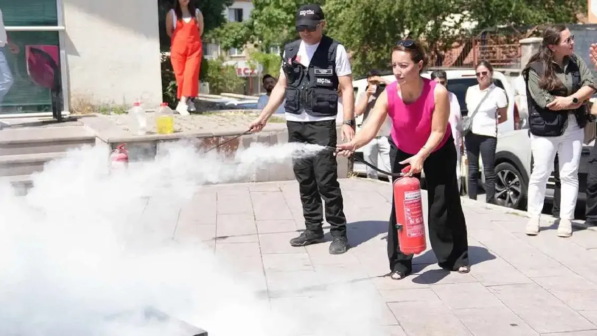 Ankara Keçiören'de personele afet ve yangın eğitimi