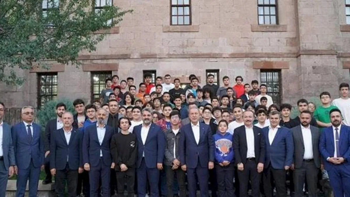 Hulusi Akar Kayserili gençlerle bir araya geldi