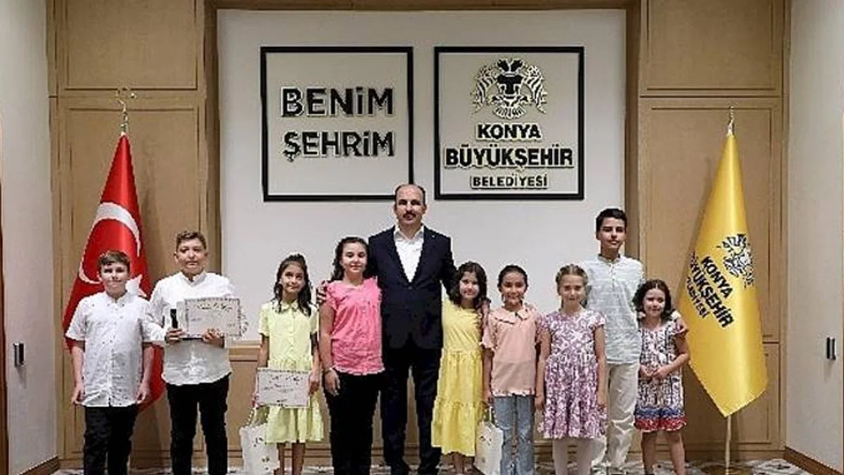 Başkan Altay Genç KOMEK Yaz Okulu'nda Başarılı Öğrencilere Hediyelerini Verdi