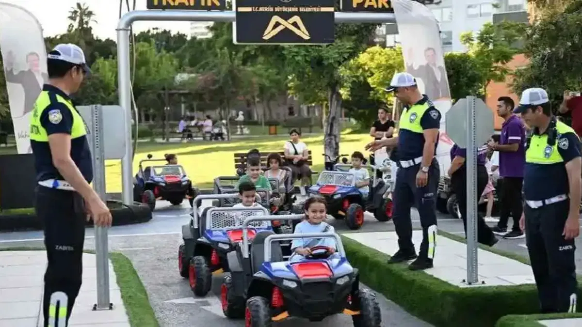 Mersin’de çocuklar trafik kurallarını öğreniyor
