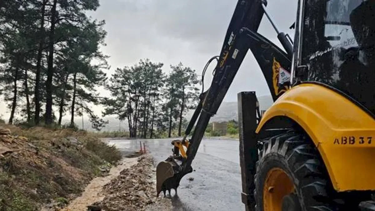 Kuvvetli yağış ve fırtına Antalya’da hayatı olumsuz etkiledi