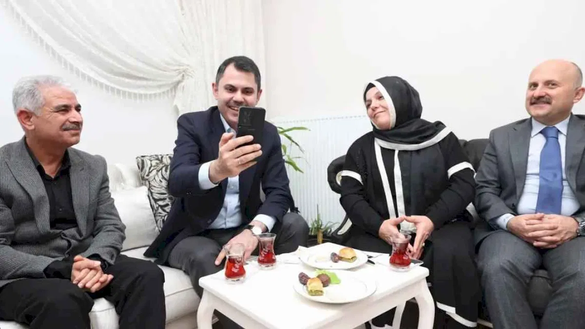 Adıyaman'da depremzede öğretmene ziyaret... Bakan Kurum: İnsan yetiştirmek daha değerli