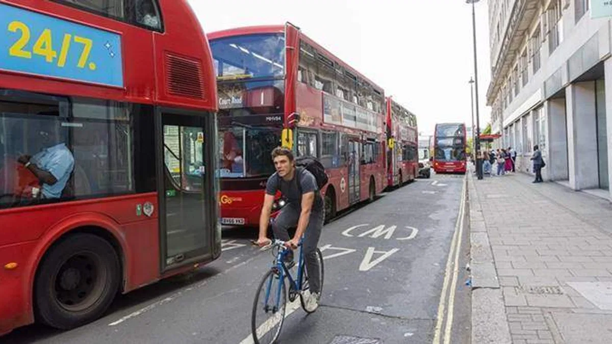 Londra'da metro çalışanları ve otobüs şoförleri greve gitti