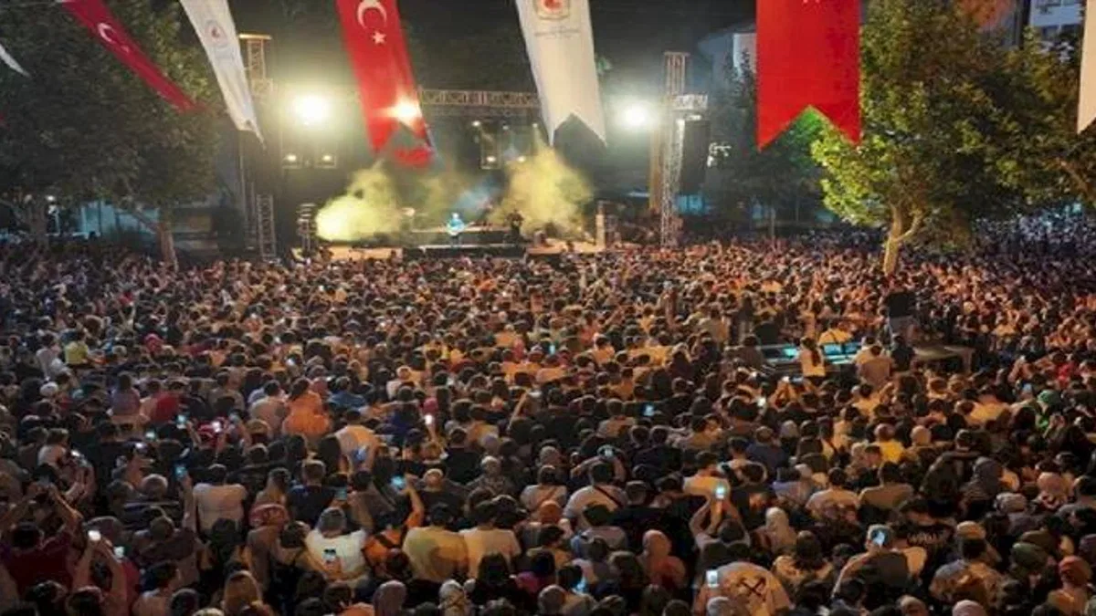 Emre Aydın'dan Zafer şarkıları
