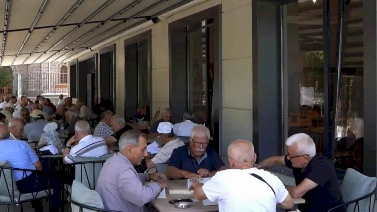 Hizmete giren emekliler lokaline kısa sürede yoğun ilgi