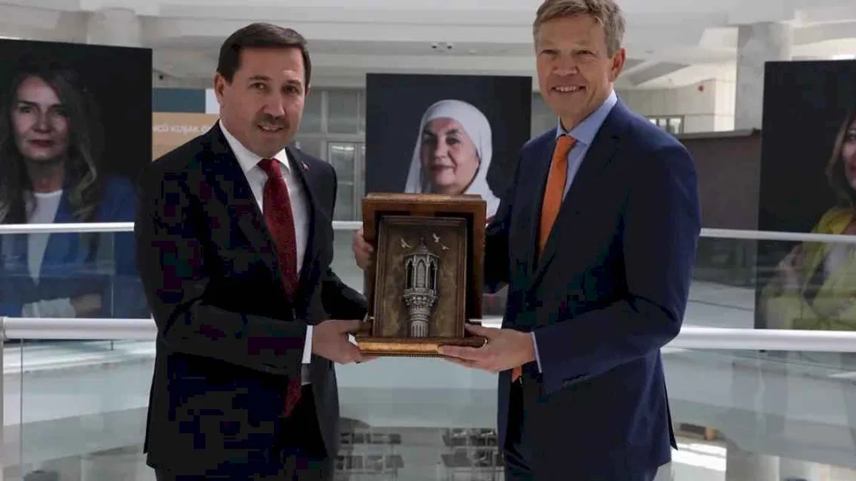“Türkiye’nin Kadın Öncüleri” sergisi Mevlana Kültür Merkezi’nde sanatseverlerle buluştu