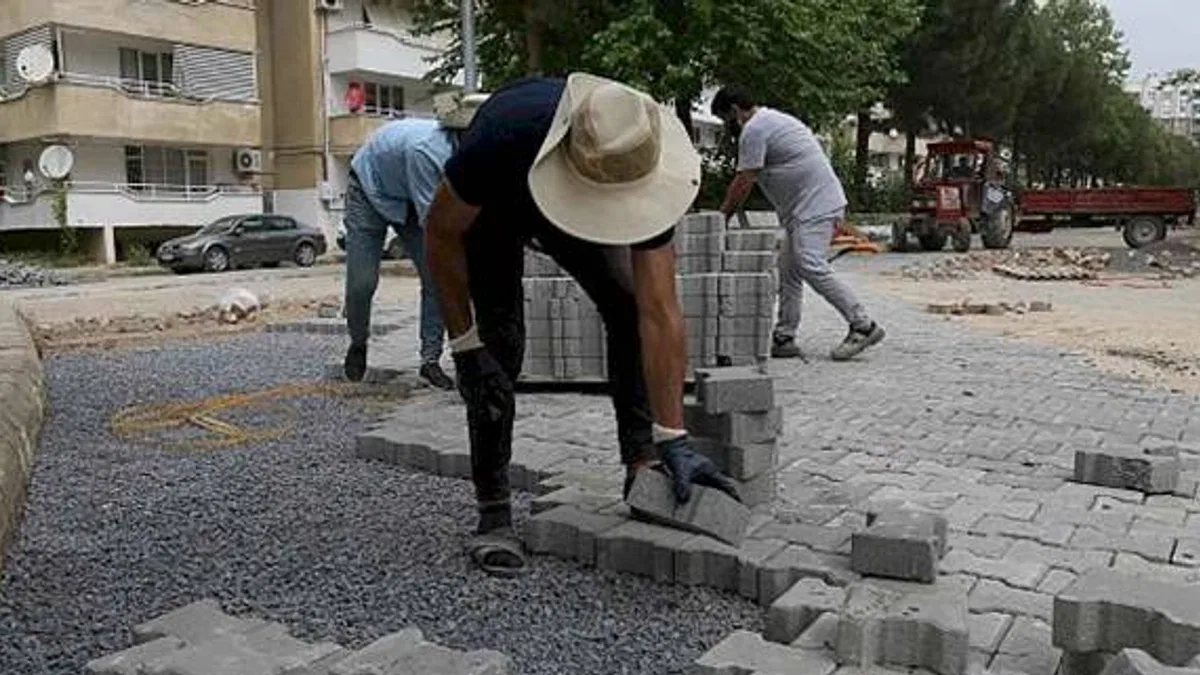 Edremit'te bozuk yollar düzeltiliyor