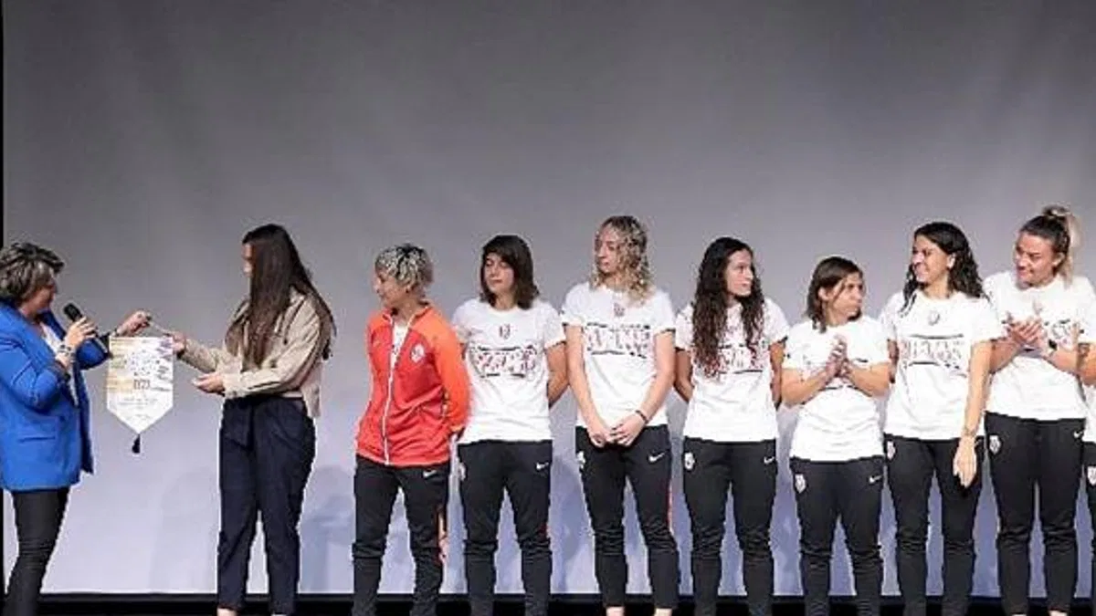 Çankaya'da Kadın Sporculardan Bayrak Teslimi