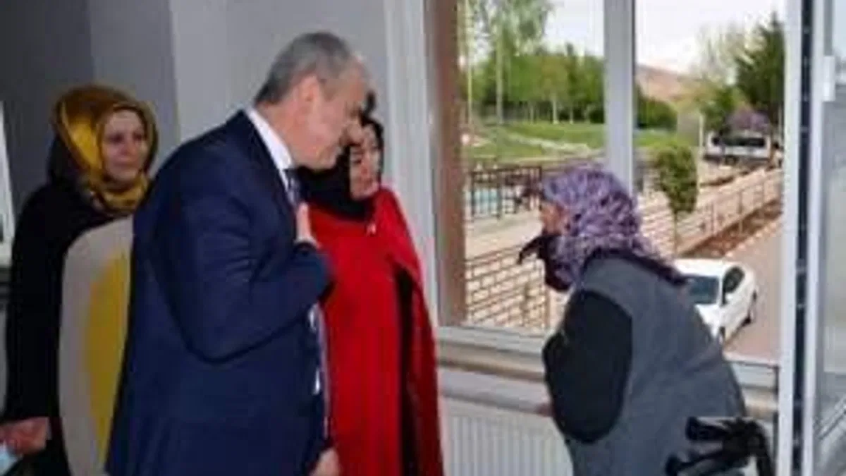 Vali Akın huzurevi sakinleri ile şehit ailelerinin bayramını kutladı