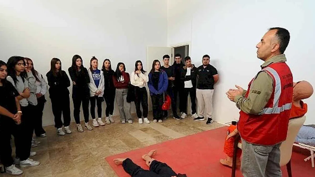 Karşıyaka'da okullara yönelik afet farkındalık eğitimleri başladı