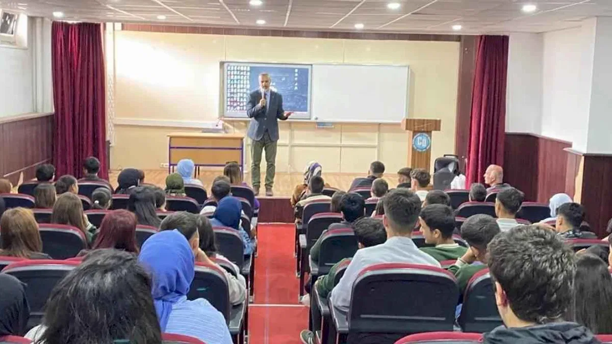 Gazeteci Yazar Metin Özmen 150. konferansını Bitlis’te verdi