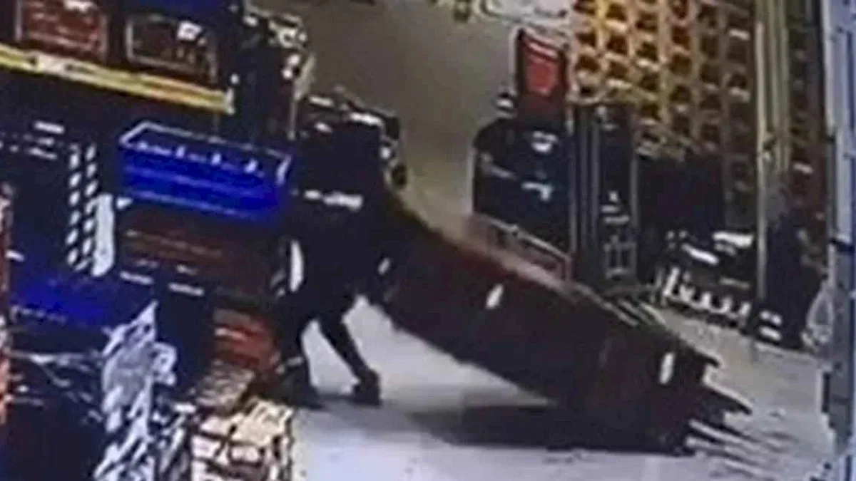 1 ton ağırlığındaki kasalar üzerine düştü!