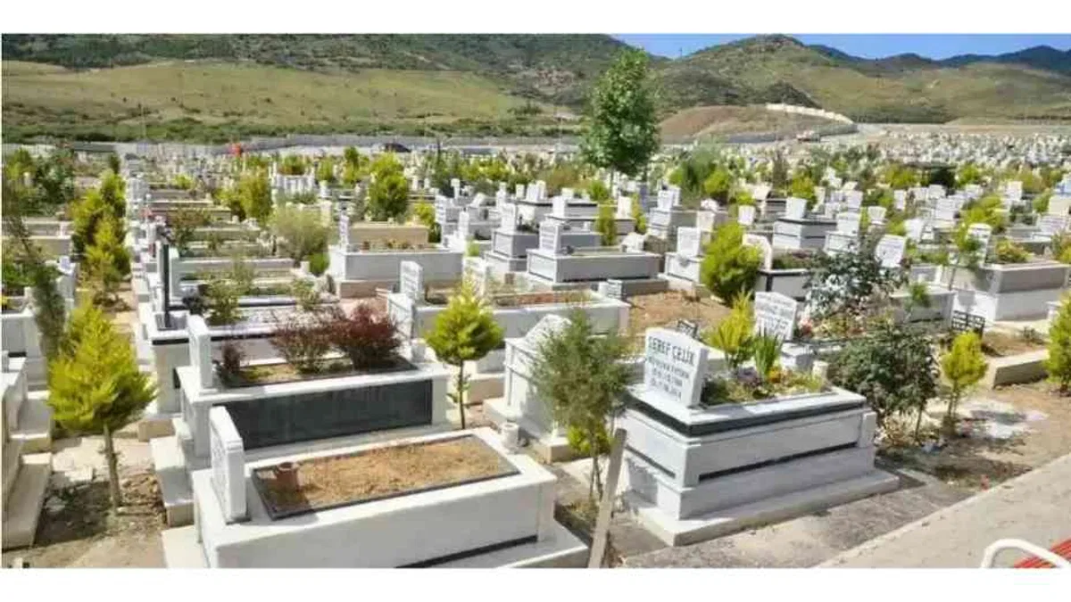 İzmir’de mezarlıklarda yeni dönem... Mezar yapımına standart geliyor