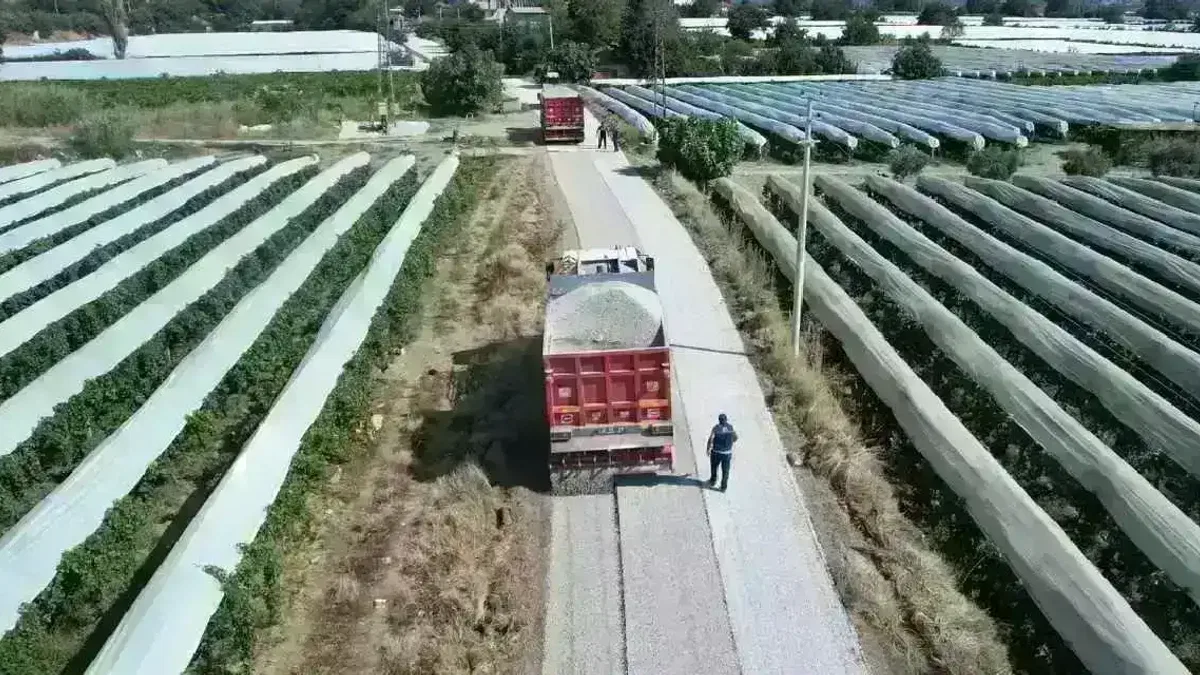 Manisa Sarıgöl’de hasat öncesi yollar yenileniyor