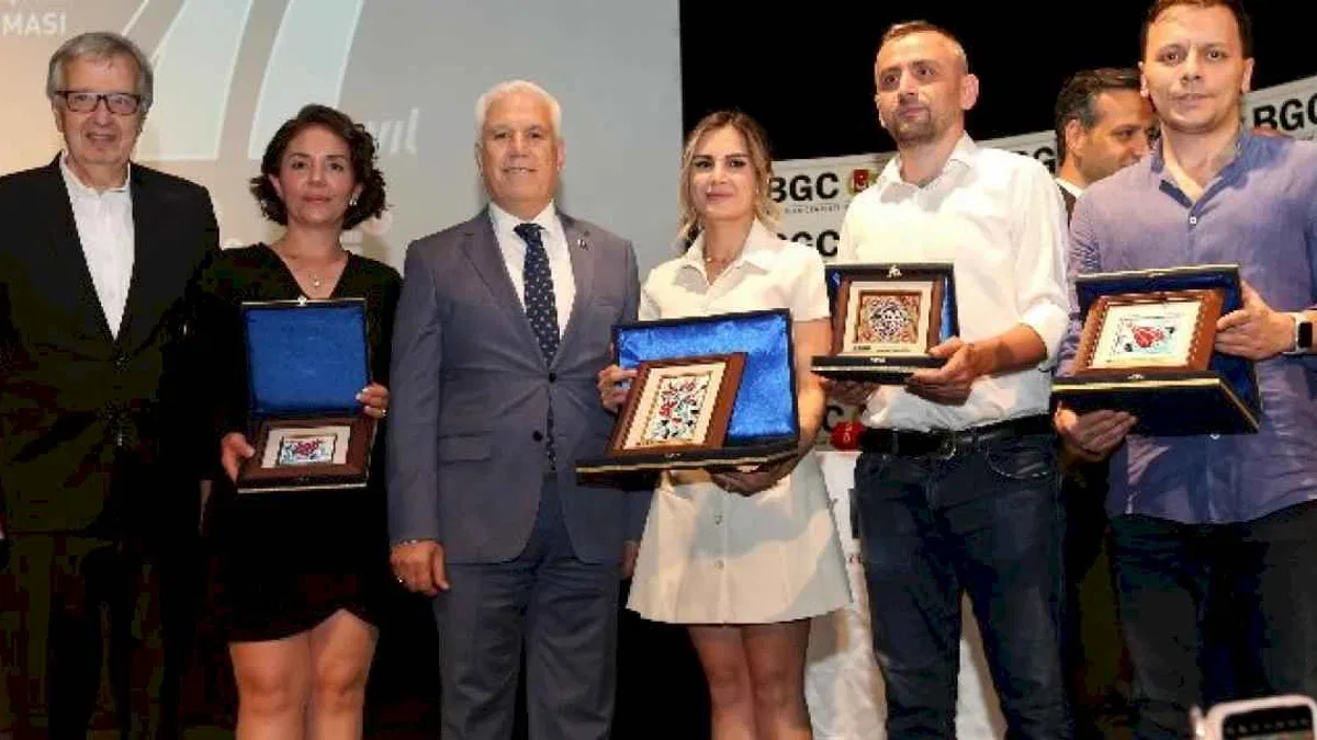 Başarılı gazeteciler ödüllerini Başkan Bozbey’in elinden aldı