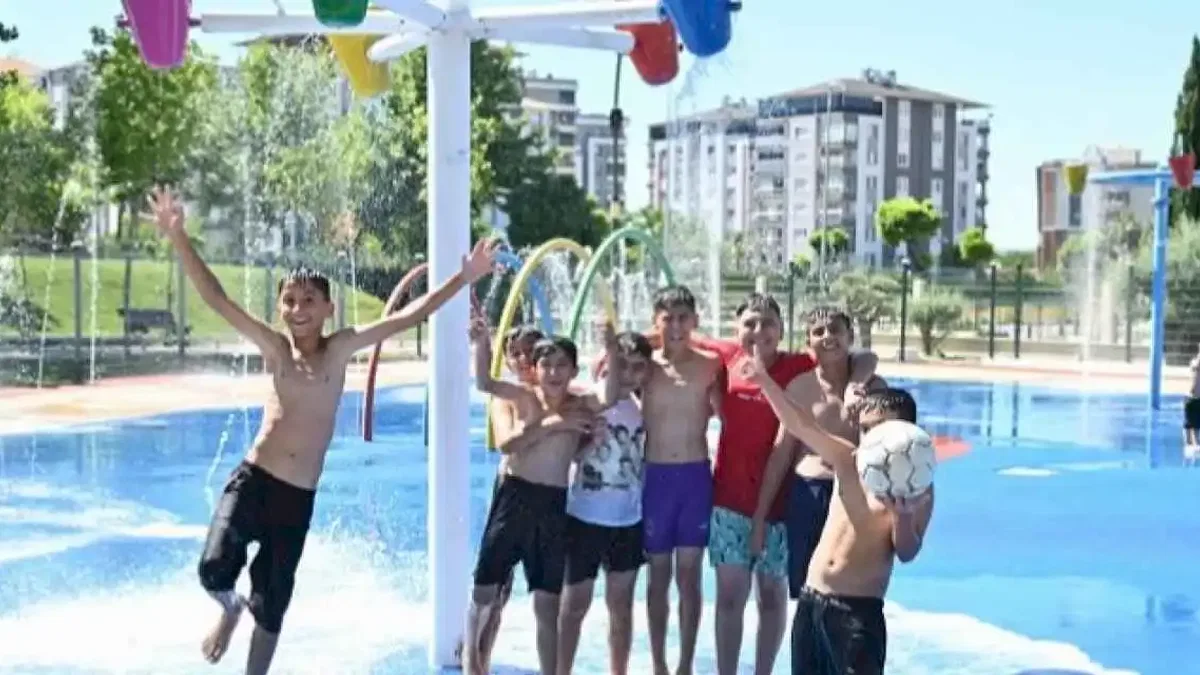 Manisa'da çocuklara serinleten eğlence