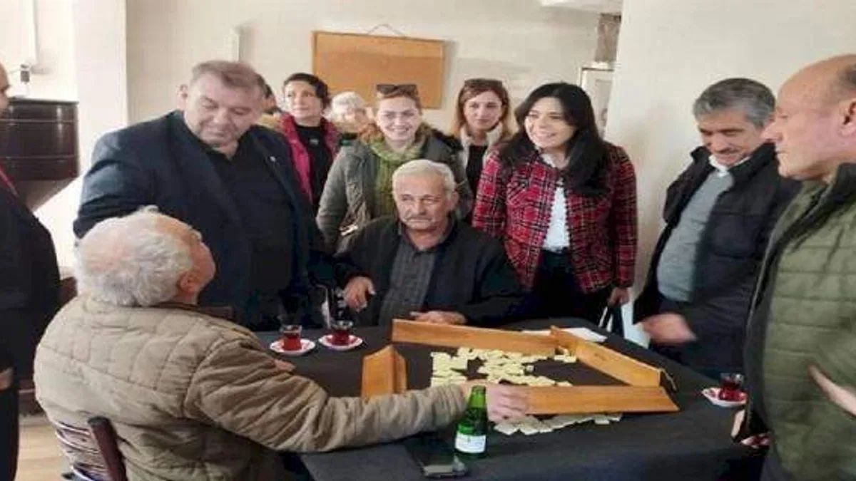 İzmit'te İYİ Partililerden 'çat kapı'