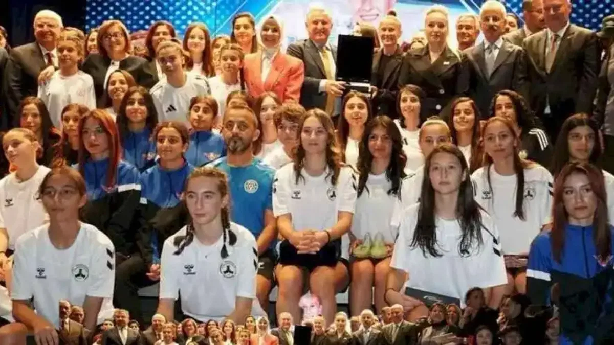 II. Kristal Ayaklar'da futbolun kraliçeleri ödüllendirildi