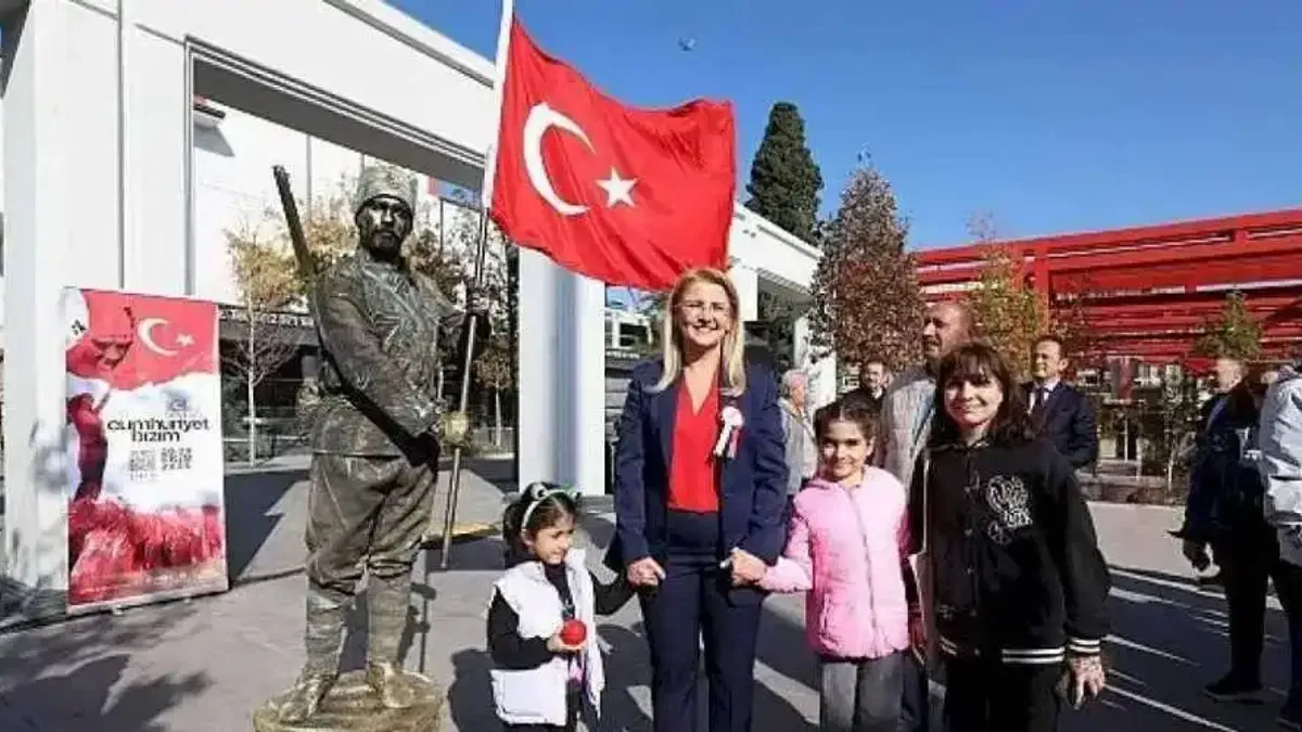 Cumhuriyet Bizim Şenlikleri Bakırköy'ün dört bir yanında devam ediyor.