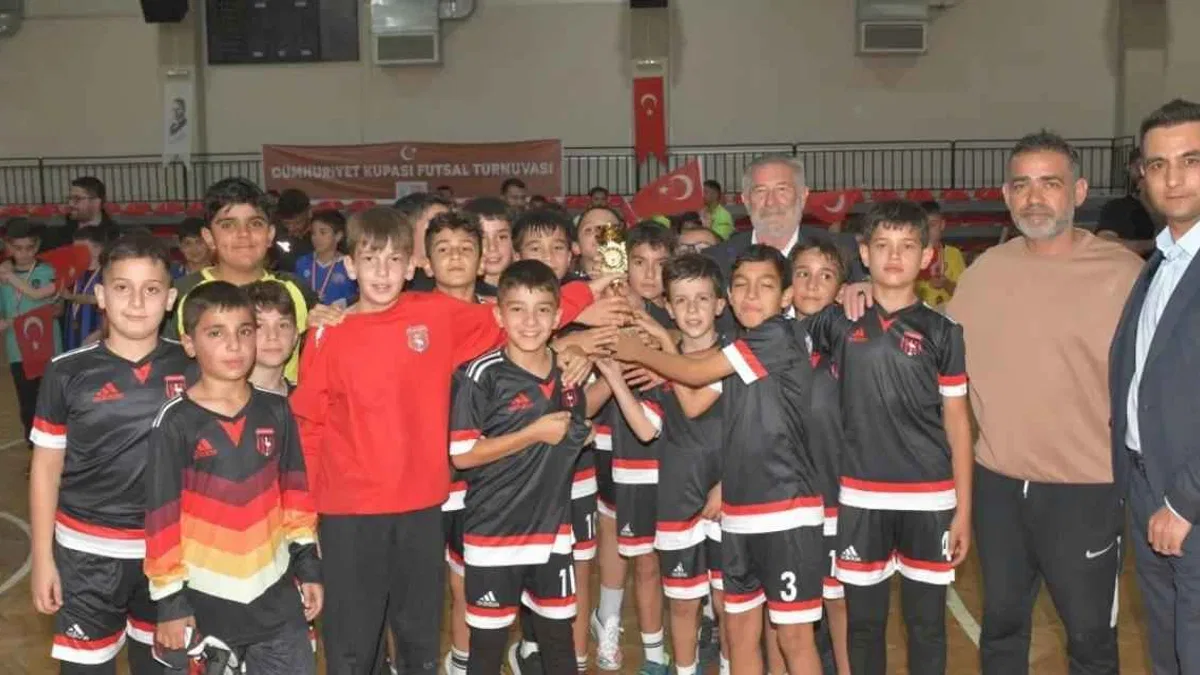 İzmir Çiğli’de Cumhuriyet coşkusu Futsal sahasında zirveye taşındı