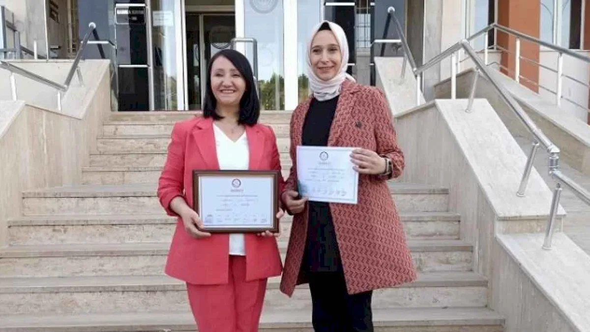 Pazaryeri'nde ilk kadın meclis üyesi mazbatasını aldı