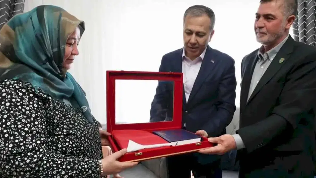 Bakan Yerlikaya'dan Konya'da şehit ailesine ziyaret