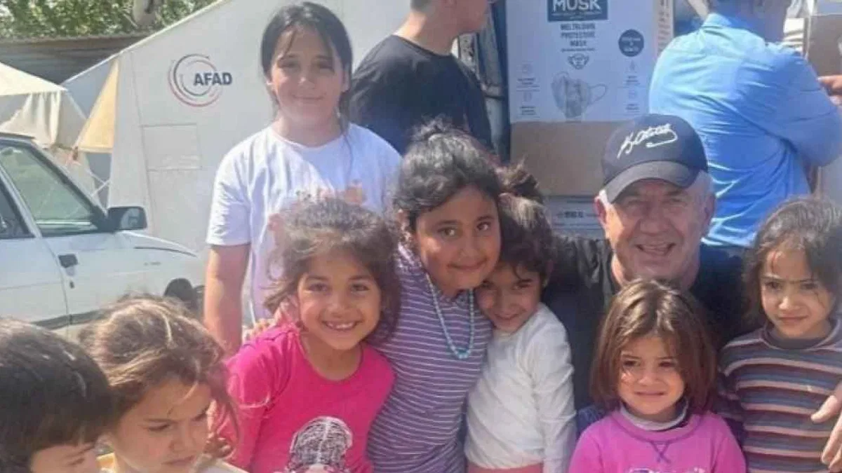 Kırşehirli Yılmaz Ünlü Hollanda'da bayram öncesi çocukları sevindirdi