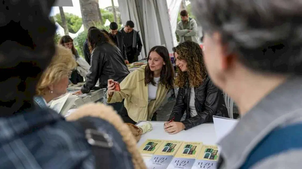 İzmir'de 'askıda kitap' için ilk bağış Başkan Tugay’dan