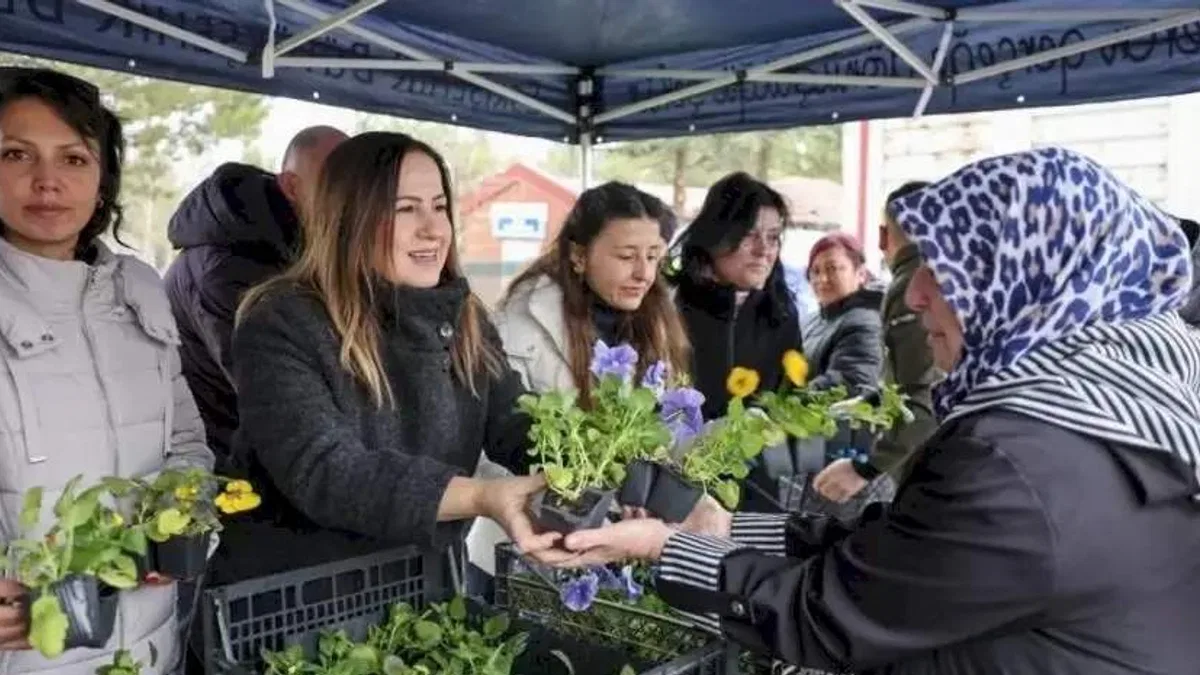 Eskişehir’de mezarlık ziyaretinde gelenek sürüyor