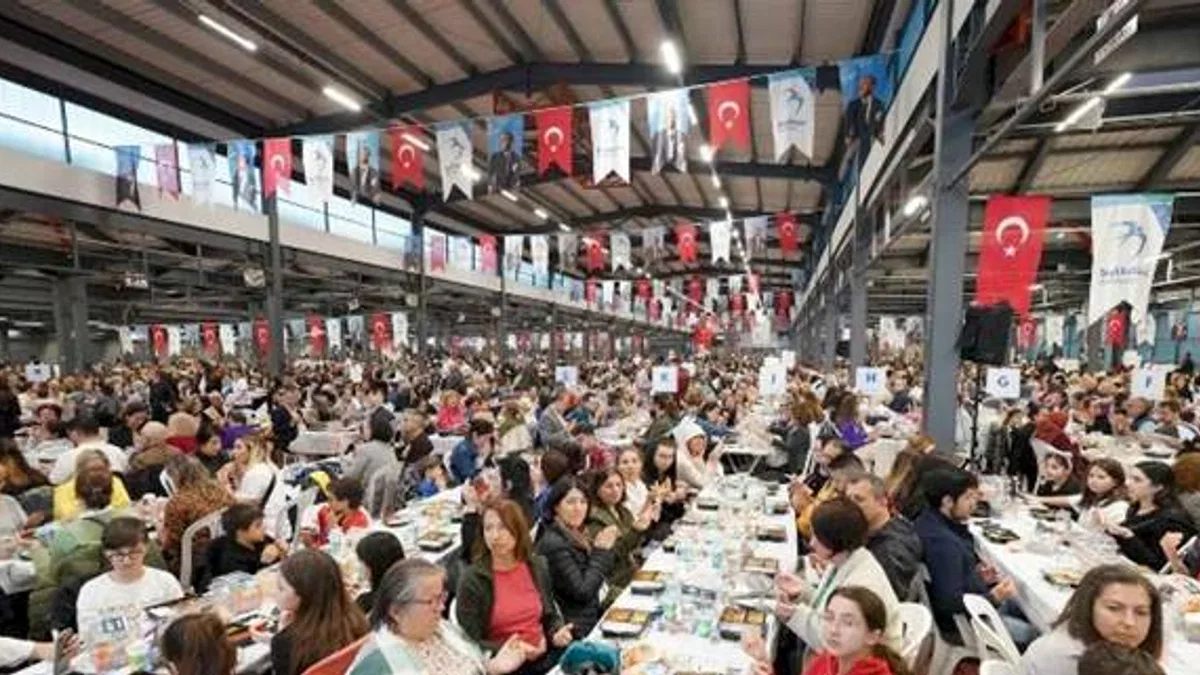 Beylikdüzü'nde binlerce kişi orucunu birlikte açtı