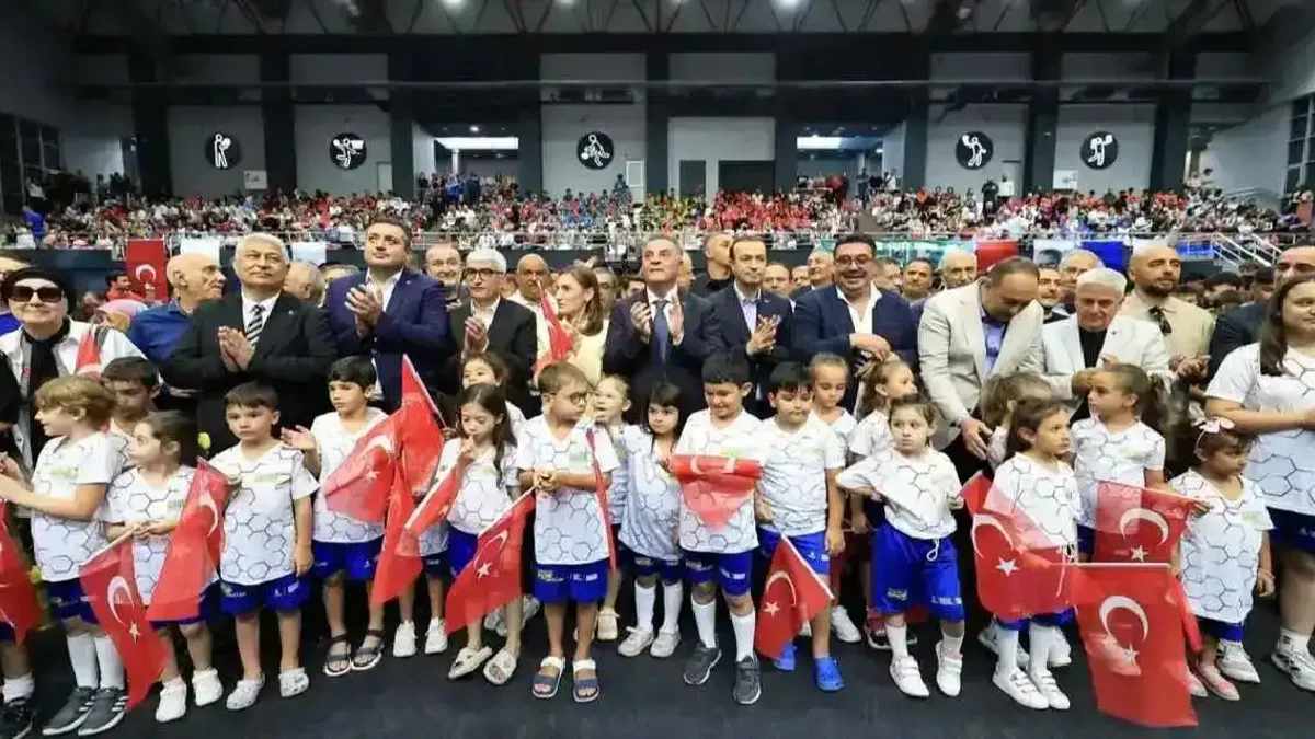 İBB Fatih Spor Kompleksi yeni çehresiyle açıldı