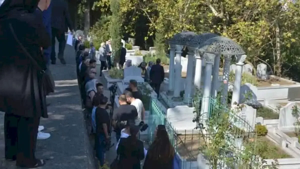 'Sanat Güneşi' Zeki Müren Bursa’da mezarı başında anıldı
