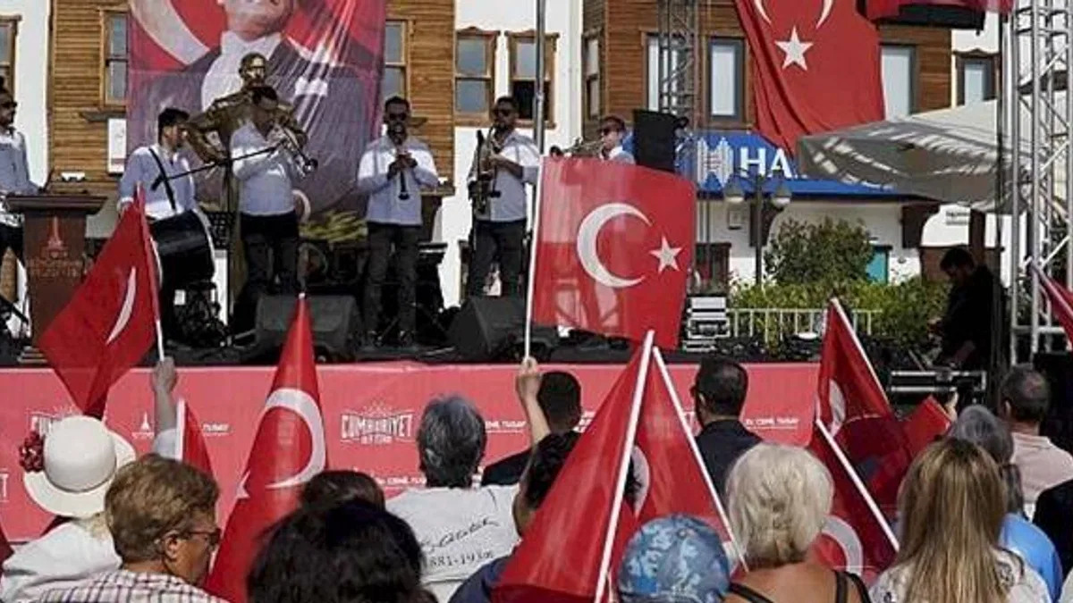 Menderes'te 7'den 70'e Cumhuriyet sevinci