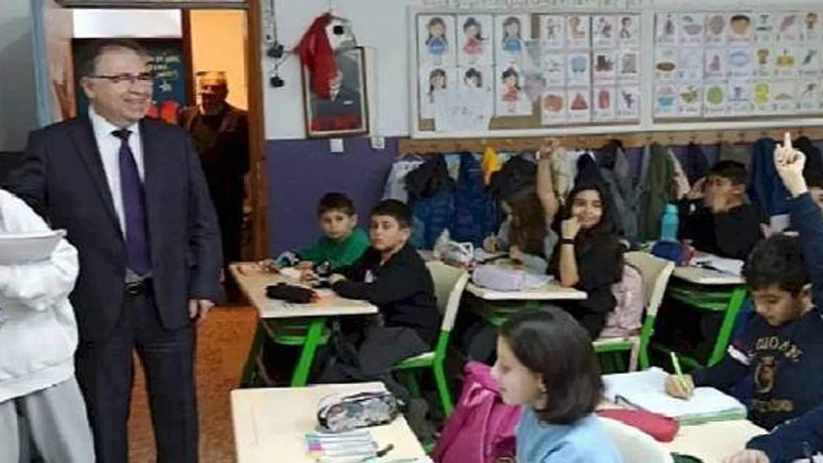 Foça Kaymakamı TÜRKÖZ, birleştirilen okulları ziyaret ediyor.