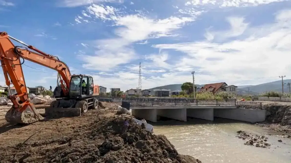 İzmir Yarımada’daki derelerden 100 bin ton malzeme çıkarıldı