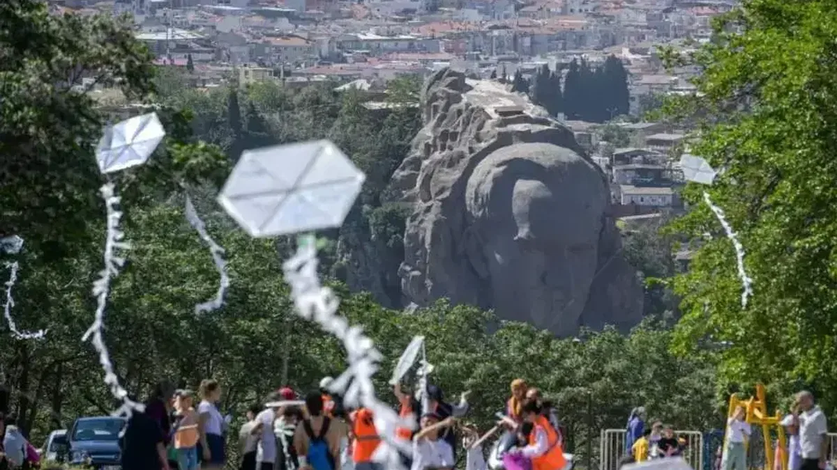 İzmir Kadifekale semaları renklendi