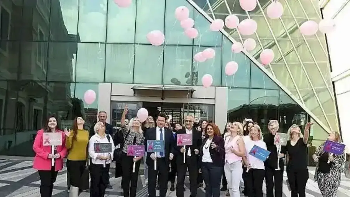 Pembe balonlar meme kanserine farkındalık için uçuruldu