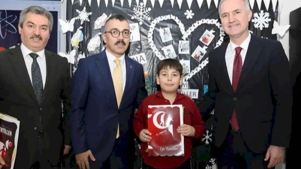 Bursa İnegöl'de öğrenciler karnelerini protokolden aldı