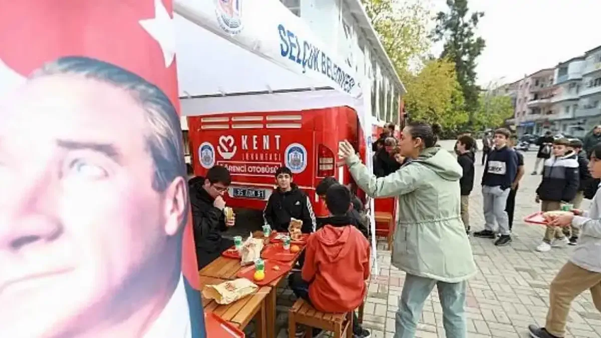 Efes Selçuk'ta Her Şey Çocuklar İçin: Öğrenci Otobüsü Büyük İlgi Gördü