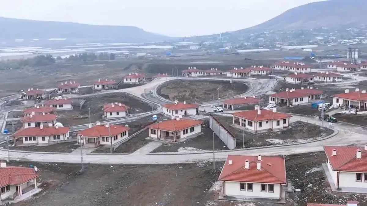 Deprem bölgesinde köy evleri teslim ediliyor
