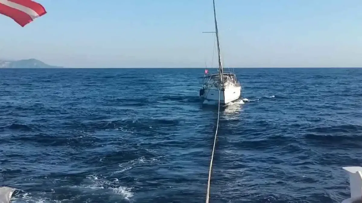 Fethiye açıklarında sürüklenen teknedeki 5 kişi kurtarıldı