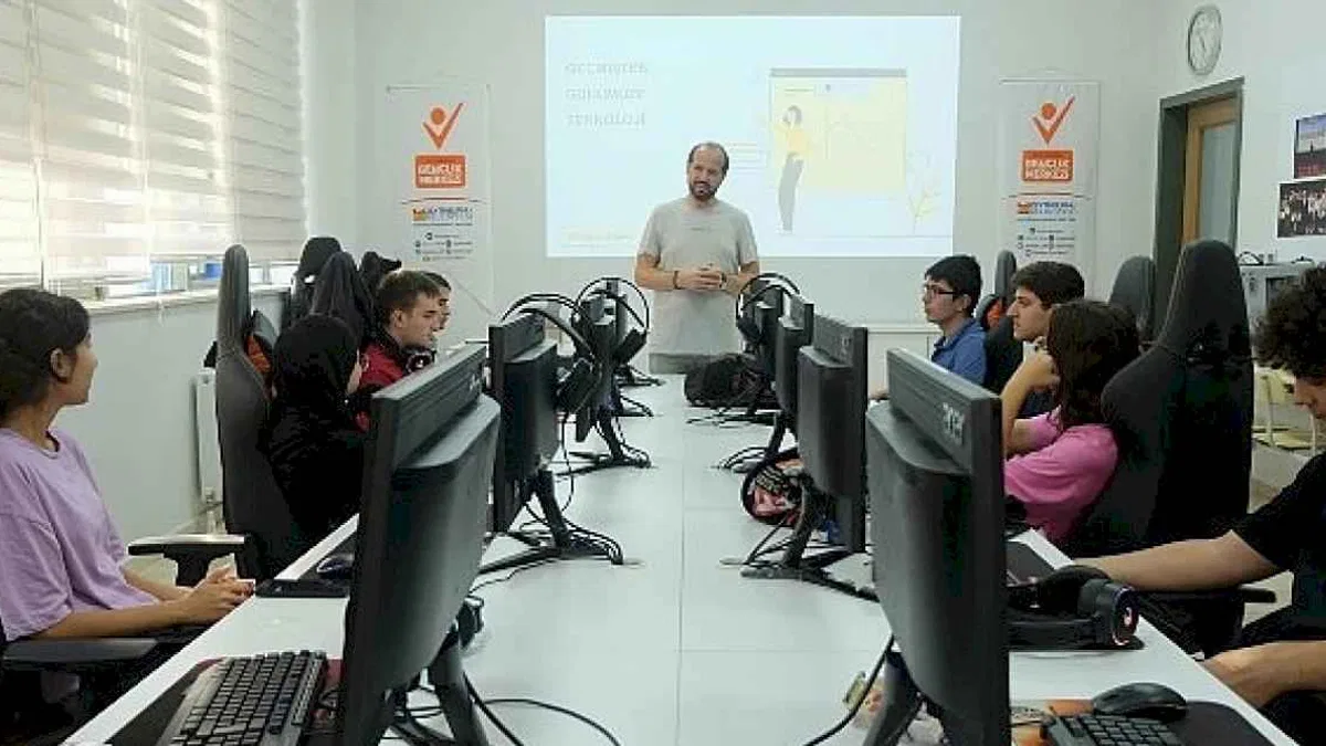Zeytinburnu Gençleri 3D Dünyasını Keşfediyor! Ücretsiz Atölye Kayıtları Başladı..!